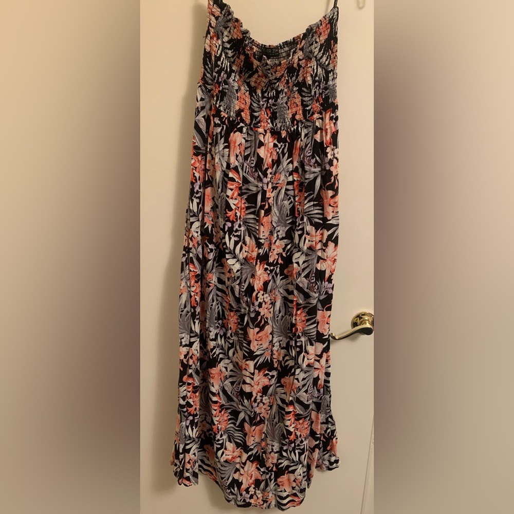 Forever 21 floral maxi dress 🖤💐